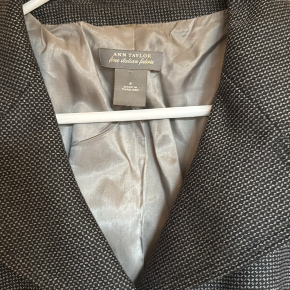 Ann Taylor blazer size 4 - Picture 2 of 4